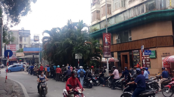Người dân xếp hàng dài chờ mua xăng sáng 11/11 tại Hà Nội