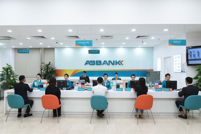Khách hàng giao dịch tại một chi nhánh của ABBANK.