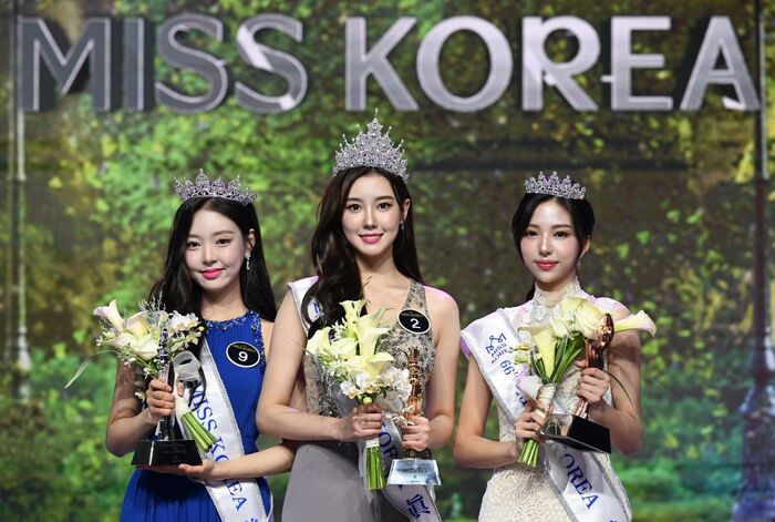 Hoa hậu Lee Seung Hyun nổi bật bên 2 Á hậu Yoo Si Eun và Kim Go Eun.