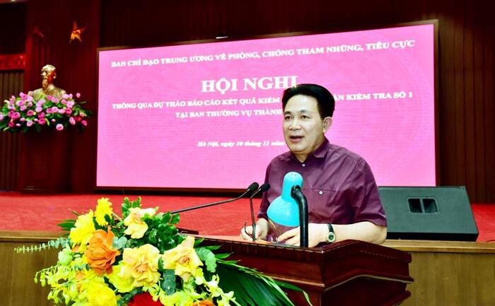 Phó Trưởng ban Nội Chính Trung ương Nguyễn Văn Yên trình bày dự thảo Báo cáo tại hội nghị.