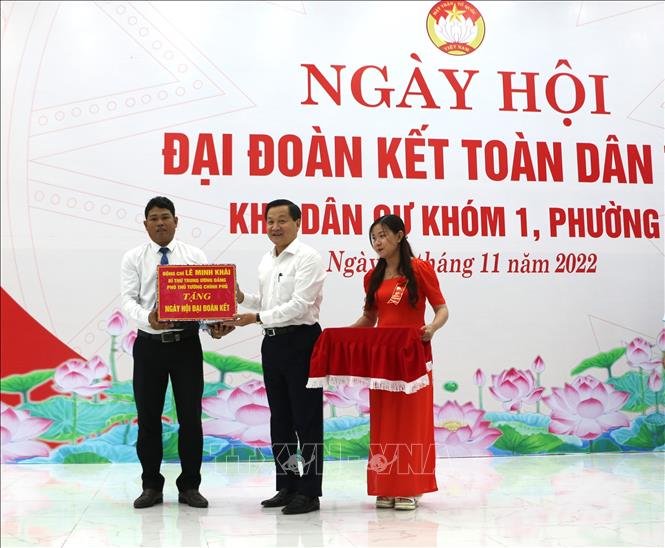 Phó Thủ tướng Lê Minh Khái tặng quà cho Ban công tác Mặt trận khóm 1, phường 1, thị xã Giá Rai, tỉnh Bạc Liêu. Ảnh TTXVN.