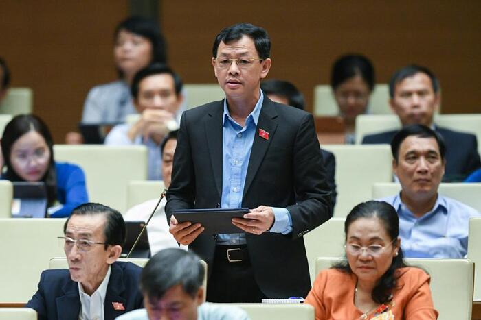 Đại biểu Quốc hội Nguyễn Tri Thức (đoàn TP Hồ Chí Minh) thảo luận tại Kỳ họp.