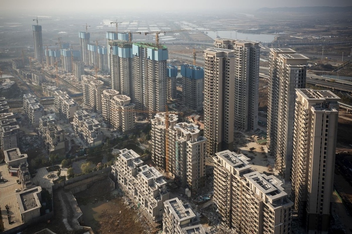 Cuộc khủng hoảng thanh khoản của các công ty bất động sản Trung Quốc đã khiến số dự án mới sụt giảm mạnh. Đảm bảo hoàn thành và bàn giao nhà cho người mua hiện đang là ưu tiên. (Ảnh minh họa: Bloomberg)