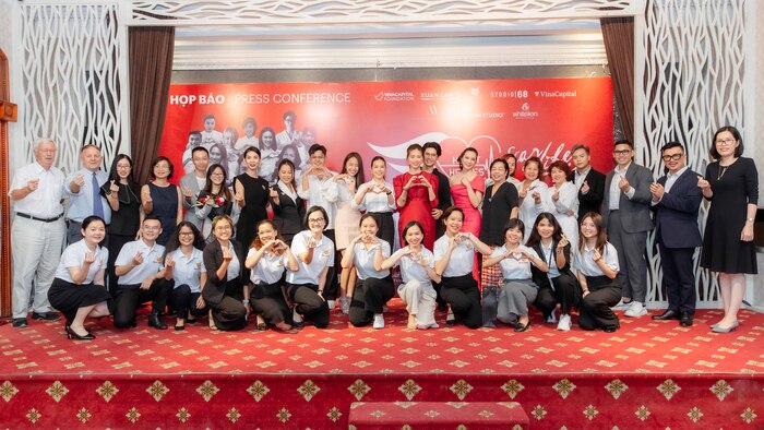 Đại sứ Ngô Thanh Vân, các nhà tài trợ và ekip thực hiện chương trình 'Vết sẹo Cuộc đời 10'.