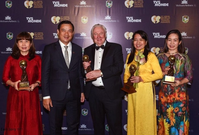 Đại diện TP Hà Nội nhận giải thưởng Điểm đến du lịch thành phố hàng đầu thế giới năm 2022. Ảnh: Sở DLHN