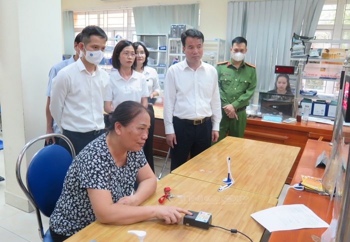 Đoàn kiểm tra quy trình thực hiện xác thực vân tay trên thẻ CCCD gắn chíp tại Bệnh viện đa khoa An Việt (Hà Nội)