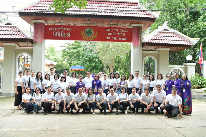 Đoàn về nguồn của Đảng ủy TSC Vietcombank cùng bà con kiều bào chụp ảnh lưu niệm tại Khu di tích Chủ tịch Hồ Chí Minh – tỉnh Udon Thani, Thái Lan.