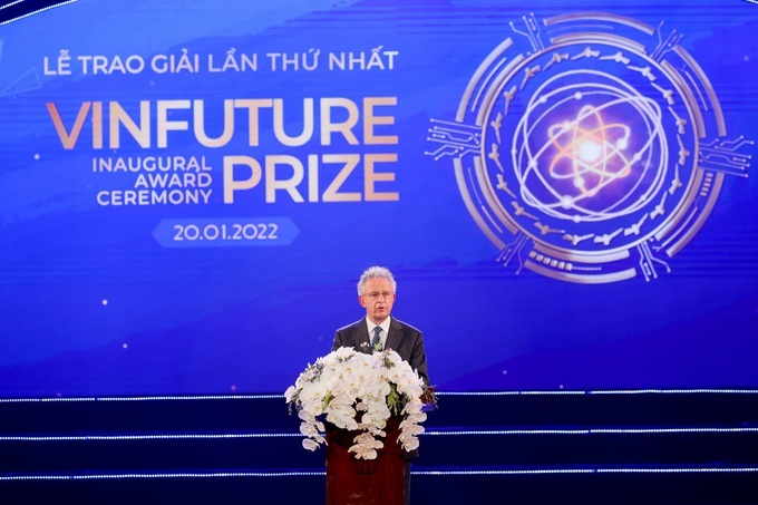 Chủ tịch HĐGT VinFuture trong lễ trao giải đầu tiên.