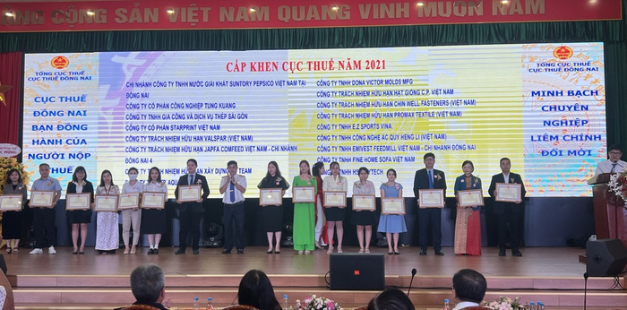 Ông Lê Hoàng Quân (ngoài cùng tay phải) – Giám đốc nhà máy Suntory PepsiCo Đồng Nai đại diện công ty nhận bằng khen của Cục thuế Đồng Nai ngày 8/11/2022.