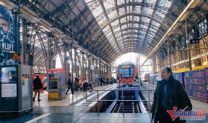 Nhà ga đường sắt tại Frankfurt (Đức).