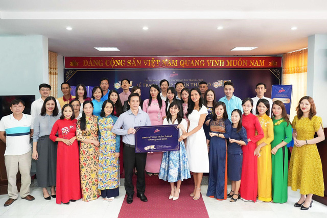 Hoa hậu H’Hen Niê đồng hành với chương trình trao tặng laptop cho giáo viên vùng xa