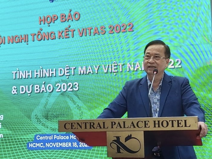 Chủ tịch Hiệp hội Dệt may Việt Nam Vũ Đức Giang chia sẻ thông tin tại buổi họp báo