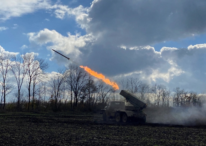 Giàn phóng rốc két BM-21 của Ukraine bắn về phía lực lượng Nga. Ảnh: Reuters