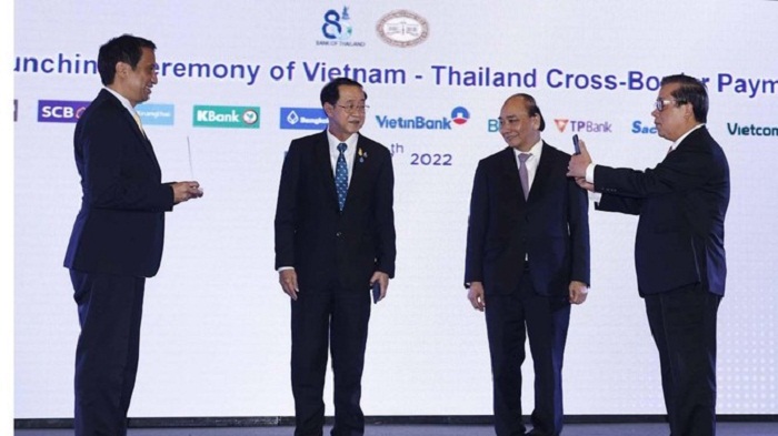 Chủ tịch nước Nguyễn Xuân Phúc và Bộ trưởng Bộ Tài chính Thái Lan chứng kiến lễ công bố kết nối thanh toán bán lẻ ứng dụng mã QR code giữa Việt Nam - Thái Lan