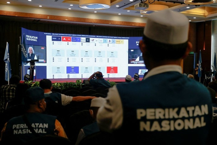 Những người ủng hộ liên minh Perikatan Nasional xem video phát trực tiếp kết quả cuộc tổng tuyển cử lần thứ 15 của Malaysia vào ngày 19 tháng 11 năm 2022. Ảnh: Reuters