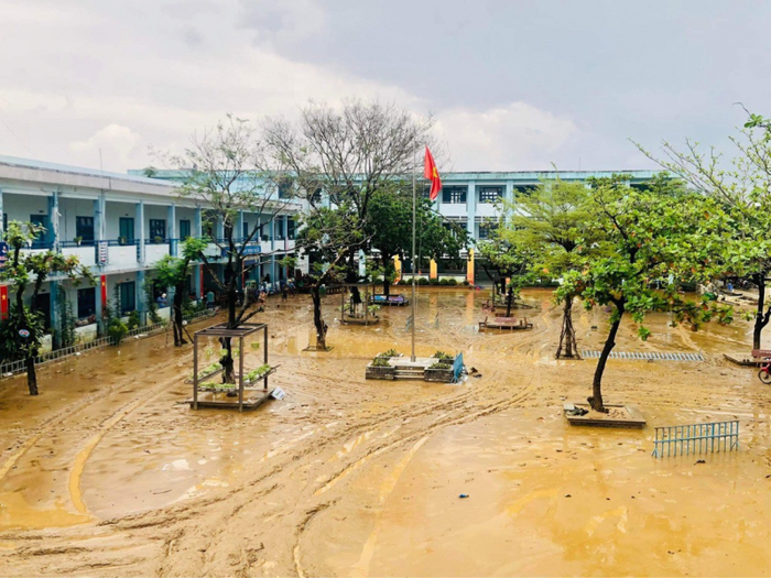 Trường học ngổn ngang bùn đất sau trận mưa lũ hồi tháng 10.2022 tại Đà Nẵng. Nguồn: ITN