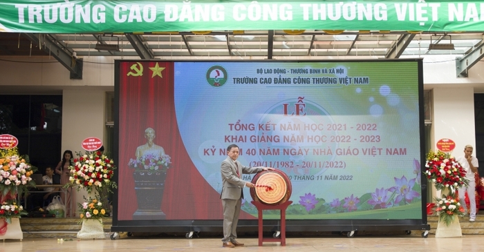 TS. Nguyễn Duy Đô, Hiệu trưởng Trường CĐ Công thương Việt Nam đánh trống khai giảng năm học mới (2022-2023)