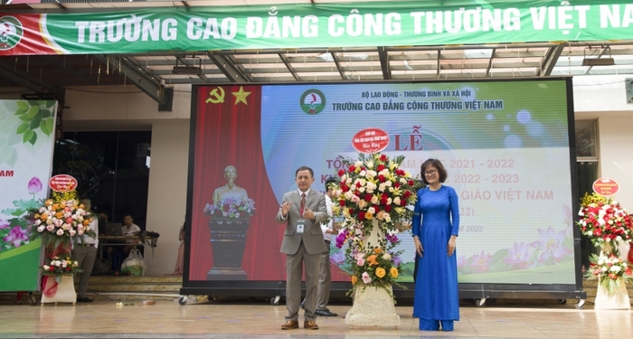 PGS. TS. Nguyễn Thị Việt Hương tặng hoa thầy và trò Trường CĐ Công thương Việt Nam.