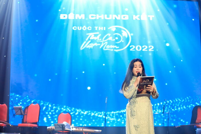 Bà Quyên Nguyễn – Trưởng ban tổ chức phát biểu tại đêm chung kết cuộc thi “Tình Ca Việt Nam 2022”.