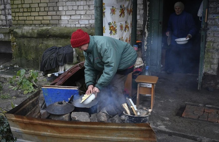 Người dân ở nhiều khu vực Ukraine đang phải nấu nướng bằng củi và than. Ảnh: AP