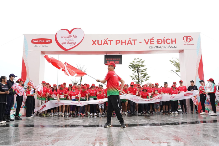Ông Trần Đình Quân, Chủ tịch kiêm Tổng Giám đốc Dai-ichi Life Việt Nam, thực hiện nghi thức phất cờ xuất phát của Sự kiện Kết nối “Dai-ichi Life - Cung Đường Yêu Thương 2022” tại Cần Thơ.