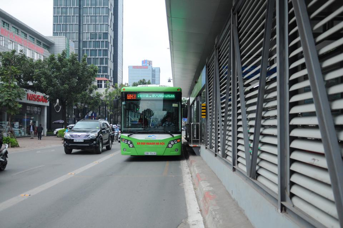Sử dụng phương tiện giao thông công cộng góp phần giảm ùn tắc giao thông và ô nhiễm môi trường. Ảnh Phạm Hùng