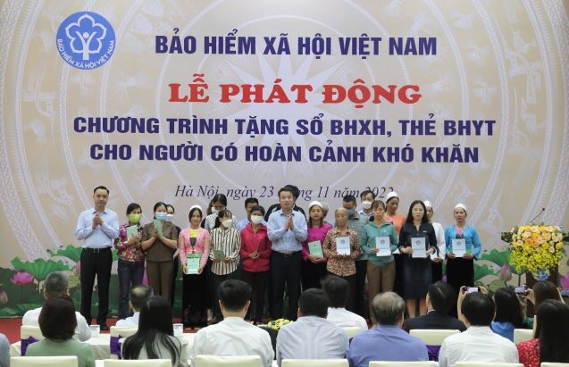 Tổng Giám đốc BHXH Việt Nam Nguyễn Thế Mạnh và Phó Chủ tịch chuyên trách Hội đồng quản lý BHXH Nguyễn Văn Cường trao tặng sổ BHXH và thẻ BHYT cho người dân có hoàn cảnh khó khăn tại điểm cầu BHXH Việt Nam.
