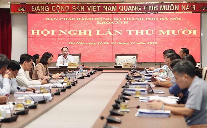 Các đại biểu tham gia ý kiến ở Tổ thảo luận số 2 tại Hội nghị lần thứ Mười, BCH Đảng bộ TP Hà Nội khóa XVII.