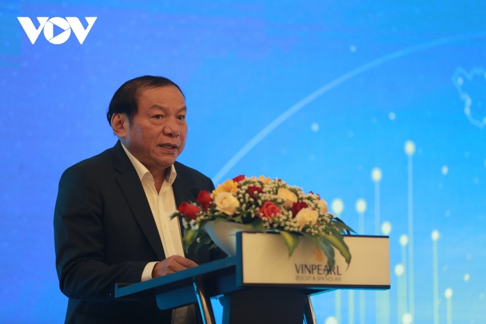 Ông Nguyễn Văn Hùng, Bộ trưởng Bộ Văn hóa Thể thao và Du lịch trình bày tham luận tại Diễn đàn.