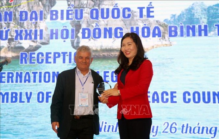 Đại diện đoàn đại biểu tặng quà lưu niệm cho lãnh đạo tỉnh Quảng Ninh. Ảnh TTXVN.