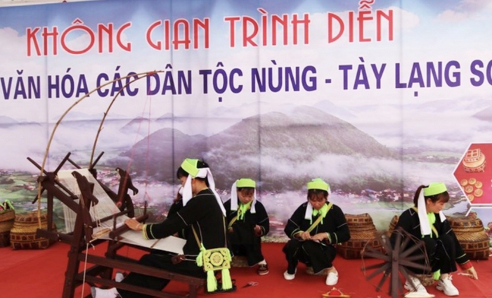 Trình diễn nghề thủ công truyền thống của dân tộc Tày, Nùng