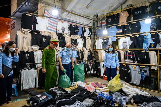 Lực lượng chức năng thu giữ hàng trăm túi xách, quần áo, giầy thể thao, nước hoa “hàng hiệu” tại chợ đêm phố cổ.