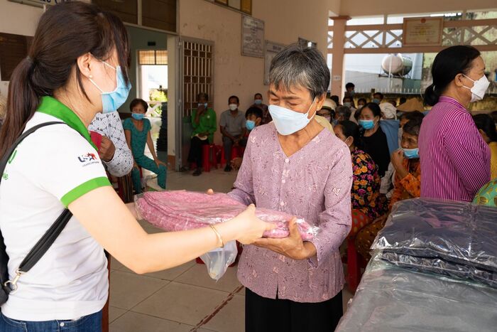 Những chiếc chăn ấm được Công ty Cổ phần Dược phẩm Phong Phú trao tận tay cho bà con.