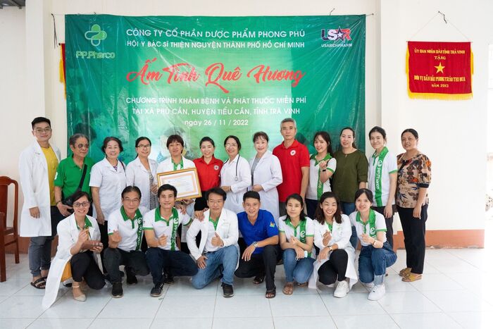 Công ty Cổ phần Dược phẩm Phong Phú và Đoàn Y Bác sĩ thiện nguyện thăm khám, phát thuốc và tặng quà tại tỉnh Trà Vinh.