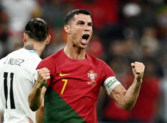 Ronaldo ăn mừng bàn thắng mở tỉ số của Bồ Đào Nha (Ảnh: Reuters).
