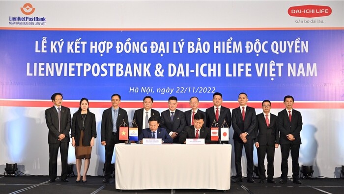 Ông Trần Đình Quân - Chủ tịch kiêm Tổng Giám đốc Dai-ichi Life Việt Nam (bên phải) và ông Phạm Doãn Sơn - Phó Chủ tịch Thường trực HĐQT, Tổng Giám đốc LienVietPostBank, ký kết hợp đồng.