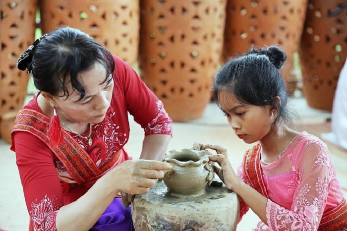 Nghề làm gốm được xem là sự sáng tạo cá nhân do phụ nữ Chăm làm ra - Ảnh: Hồ sơ di sản