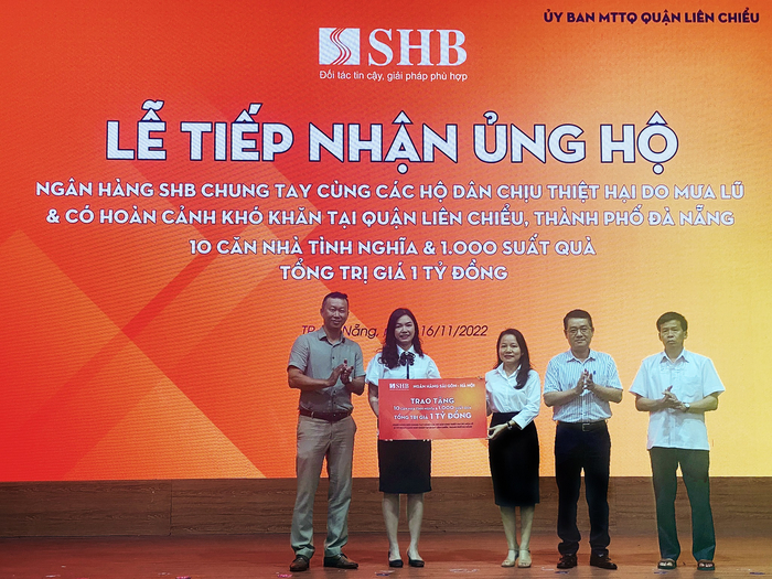 Ngân hàng SHB ủng hộ 1 tỷ đồng nhằm chia sẻ khó khăn với người dân chịu thiệt hại do mưa lũ tại Quận Liên Chiểu, TP Đà Nẵng.
