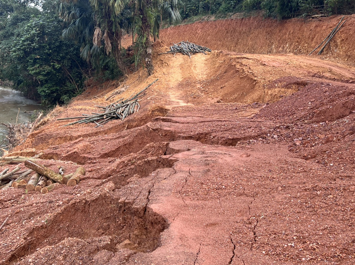 Đất, đá chảy xuống lòng kênh thoát lũ đoạn qua địa bàn thôn Phú Quang, xã Phú Nhuận, huyện Như Thanh