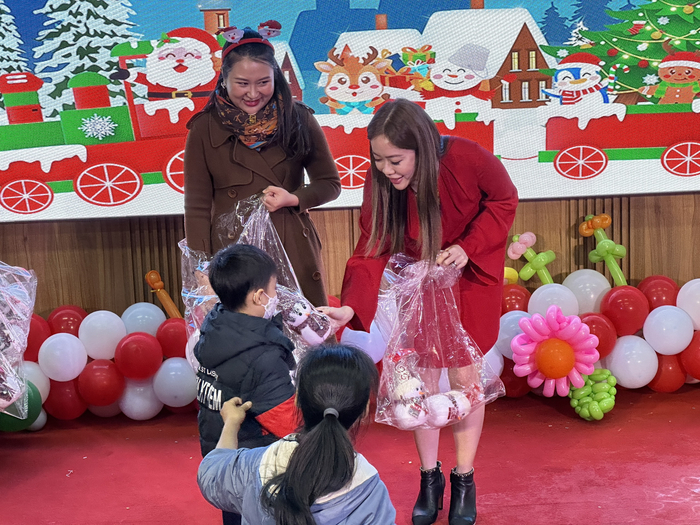 Chị Dee Trương, Tổng Giám đốc VITA Clinic tặng quà cho bệnh nhi tại sự kiện Giáng sinh Yêu thương.