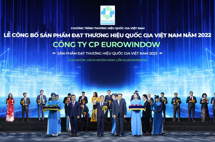 Ông Nguyễn Cảnh Hồng – Tổng giám đốc Eurowindow nhận biểu trưng Thương hiệu Quốc gia Việt Nam tại lễ công bố.