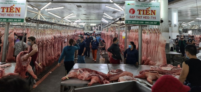 Thịt heo nhập về chơ chợ đầu mối nông sản thực phẩm Hóc Môn tăng mỗi ngày (Ảnh: Lệ Hằng)