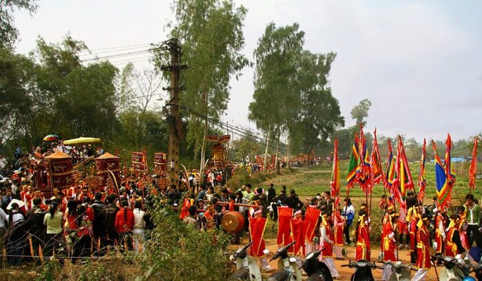 Lễ hội Cổ Loa gắn với nghi lễ rước kiệu của Bát xã Loa thành từ lâu đời.