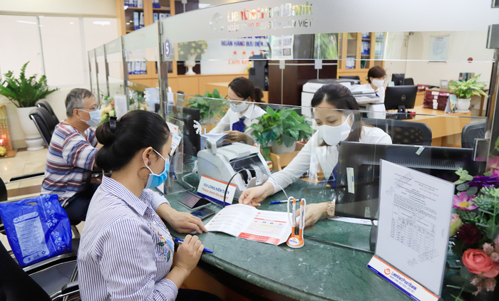 Tư vấn cho khách hàng các dịch vụ số tại Ngân hàng thương mại cổ phần Bưu điện Liên Việt (LienVietPostBank).