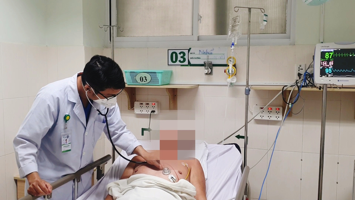 Bác sĩ Bệnh viện Hoàn Mỹ Cửu Long thăm khám bệnh nhân nước ngoài bị ngưng tim, ngưng thở.
