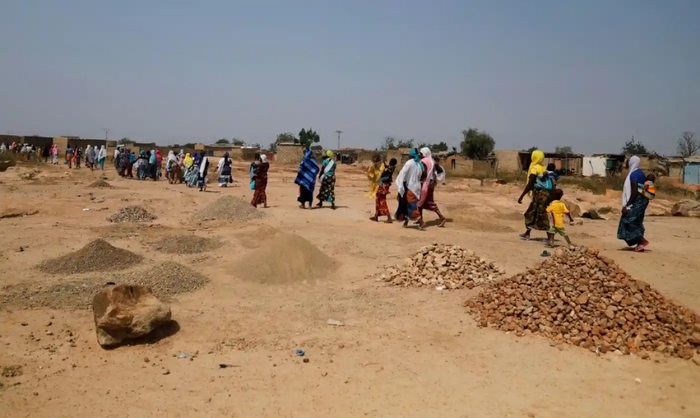 Những người phụ nữ chạy trốn khỏi các cuộc tấn công của các chiến binh vũ trang ở vùng Sahel của Soum tại một trại dành cho những người di tản ở ngoại ô Ouagadougou, Burkina Faso vào năm 2020. (Ảnh: Zohra Bensemra/Reuters)
