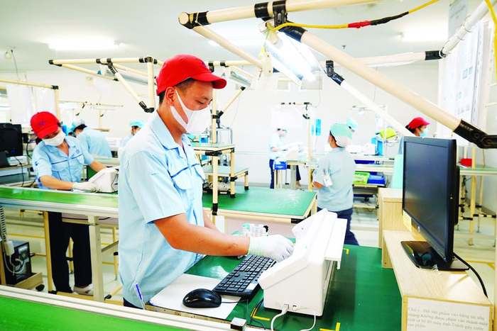Sản xuất thiết bị điển tử tại Công ty TNHH Rhythm Precision Việt Nam, Khu công nghiệp Nội Bài. Ảnh Phạm Hùng