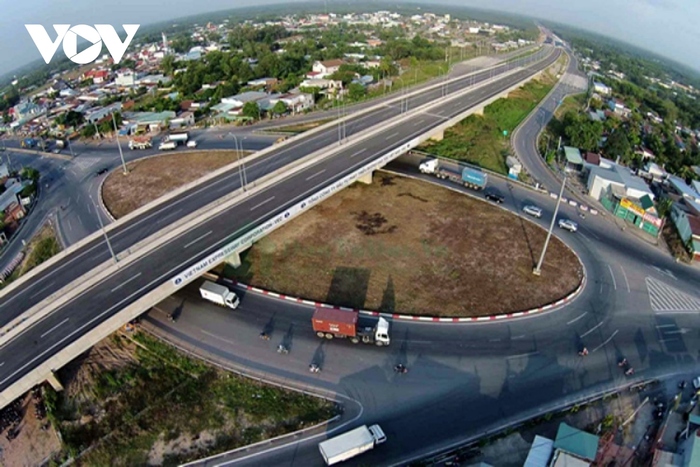 Ngày 3/2/2010, cao tốc TP. HCM-Trung Lương-tuyến đường cao tốc đầu tiên Việt Nam chính thức được đưa vào khai thác.