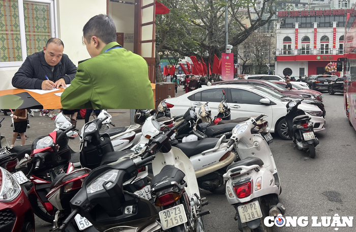 Lực lượng chức năng phường Hàng Bạc (quận Hoàn Kiếm) tăng cường kiểm tra, xử lý các trường hợp trông giữ xe trái phép.