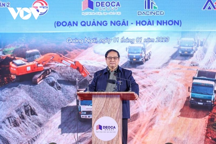 Thủ tướng phát lệnh khởi công đồng loạt 12 dự án đường bộ cao tốc Bắc - Nam.